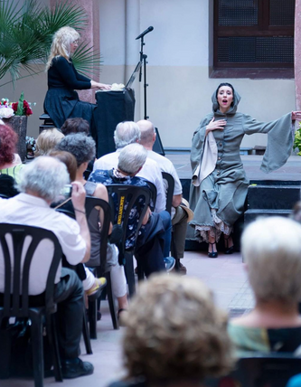 Chica cantando 